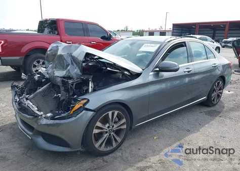 2018 Mercedes-Benz C 300 z USA, uszkodzony, nr VIN 55SWF4JB6JU251784